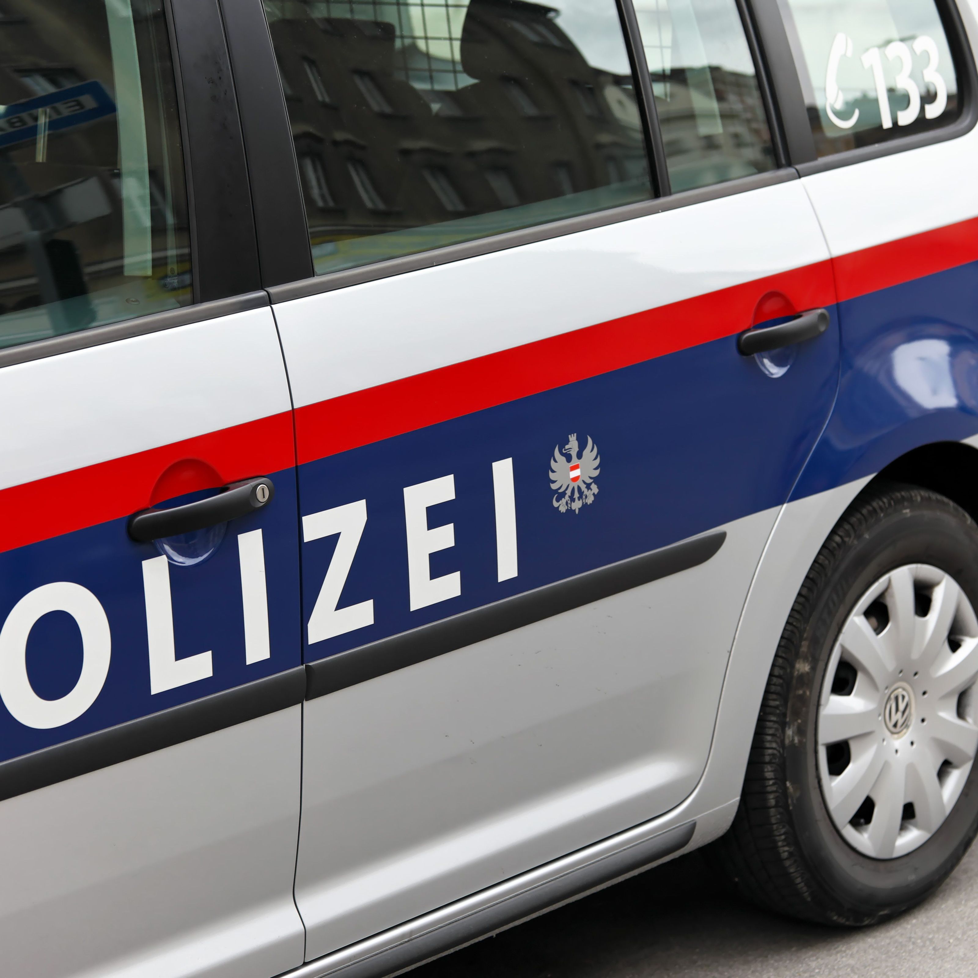 Die Polizei ist auf der Suche nach zwei mutmaßlichen Silvester-Vandalen in Bürs. Die Polizei ist auf der Suche nach zwei mutmaßlichen Silvester-Vandalen in Bürs.
