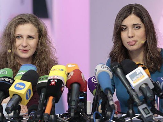 Maria Aljochina und Nadescha Tolokonnikowa planen den Dokumentarfilm unter anderem in Norwegen zu präsentieren. Maria Aljochina und Nadescha Tolokonnikowa planen den Dokumentarfilm unter anderem in Norwegen zu präsentieren.