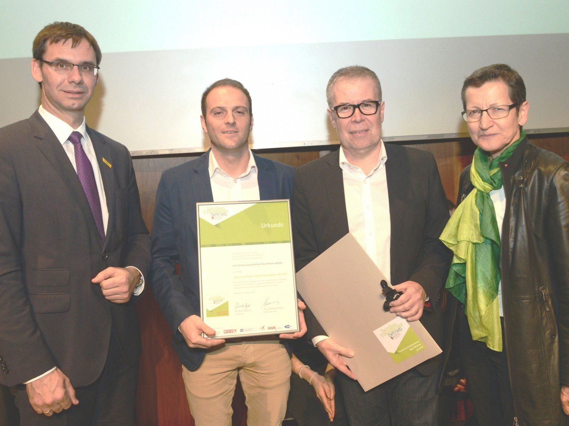 Landeshauptmann Markus Wallner und Landesrätin Greti Schmid überreichen die Auszeichnung an Pflegedienstleiter Daniel Siegl und Heimleiter Roland Staffler. Landeshauptmann Markus Wallner und Landesrätin Greti Schmid überreichen die Auszeichnung an Pflegedienstleiter Daniel Siegl und Heimleiter Roland Staffler.