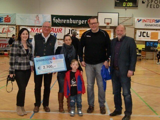 Der Handballclub Feldkirch überreichte an das Patenkind Metthew einen Scheck von 2700 Euro.