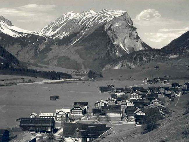 Schoppernau in früheren Tagen. Hier spielte „Nümmamüllers und das Schwarzokaspale“. Schoppernau in früheren Tagen. Hier spielte „Nümmamüllers und das Schwarzokaspale“.