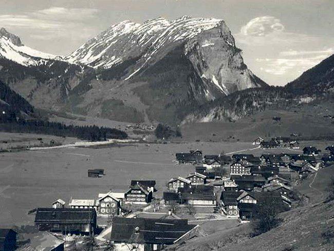 Schoppernau in früheren Tagen. Hier spielte „Nümmamüllers und das Schwarzokaspale“.