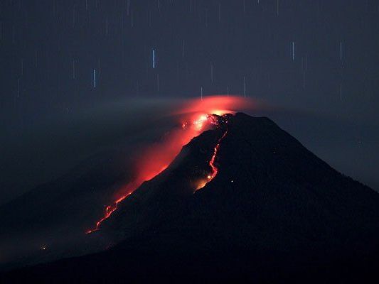 Die glühenden Lavaströme sind unberechenbar. Die glühenden Lavaströme sind unberechenbar.