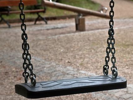 die Feuerwehr musste auf einem Spielplatz im Prater ein eingeklemmtes Kind befreien die Feuerwehr musste auf einem Spielplatz im Prater ein eingeklemmtes Kind befreien