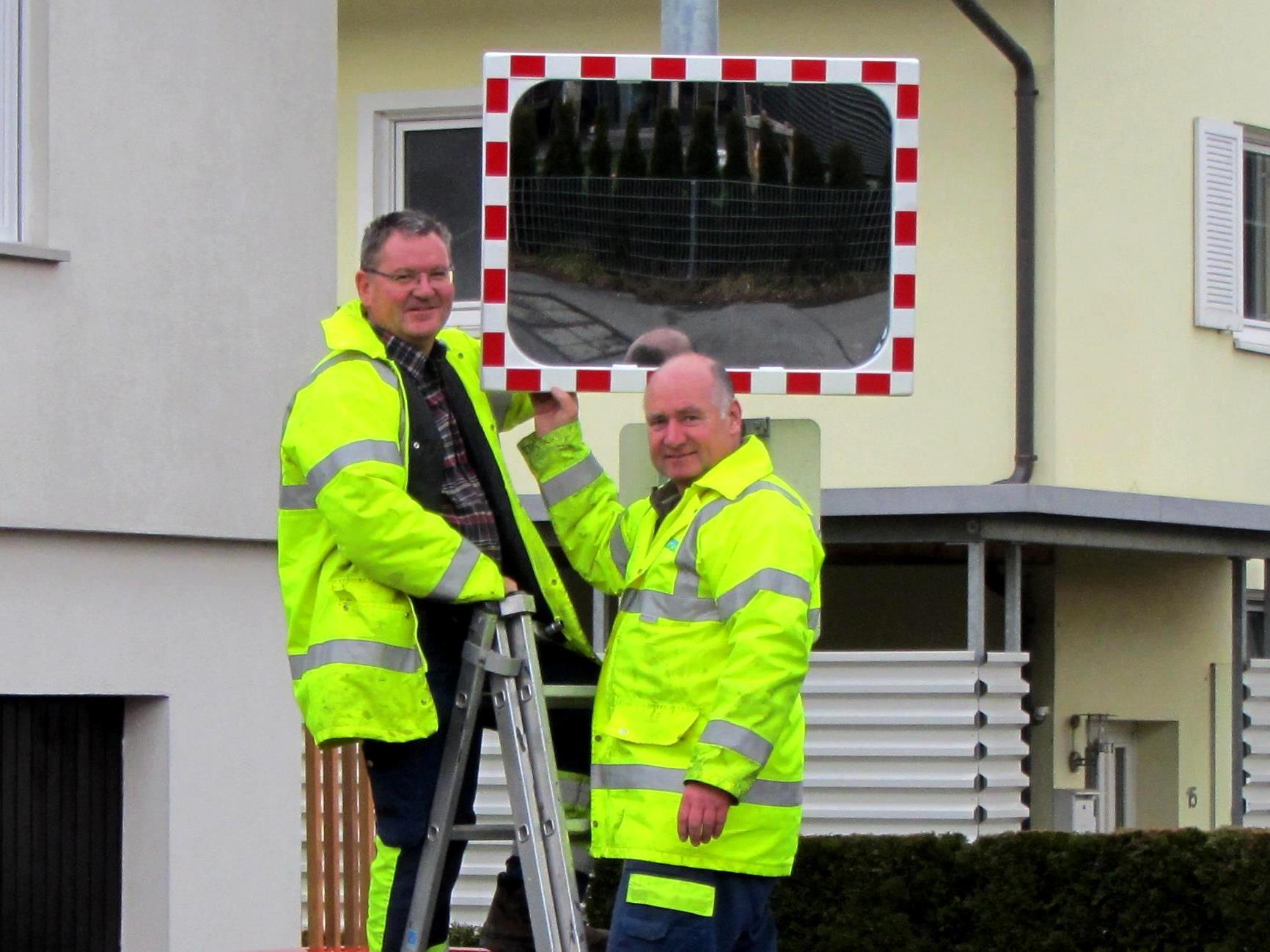 Die Bauhofmitarbeiter Dietmar Roth und Hermann Pertoll montierten den Verkehrsspiegel