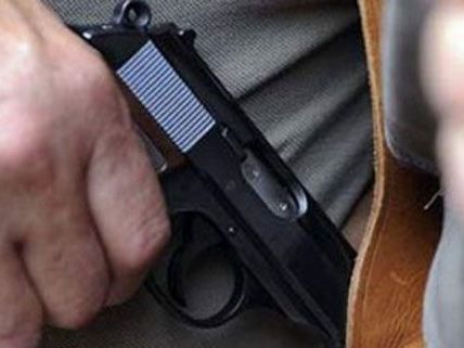 Einem Polizisten wurde die Waffe entrissen - Schüsse fielen Einem Polizisten wurde die Waffe entrissen - Schüsse fielen