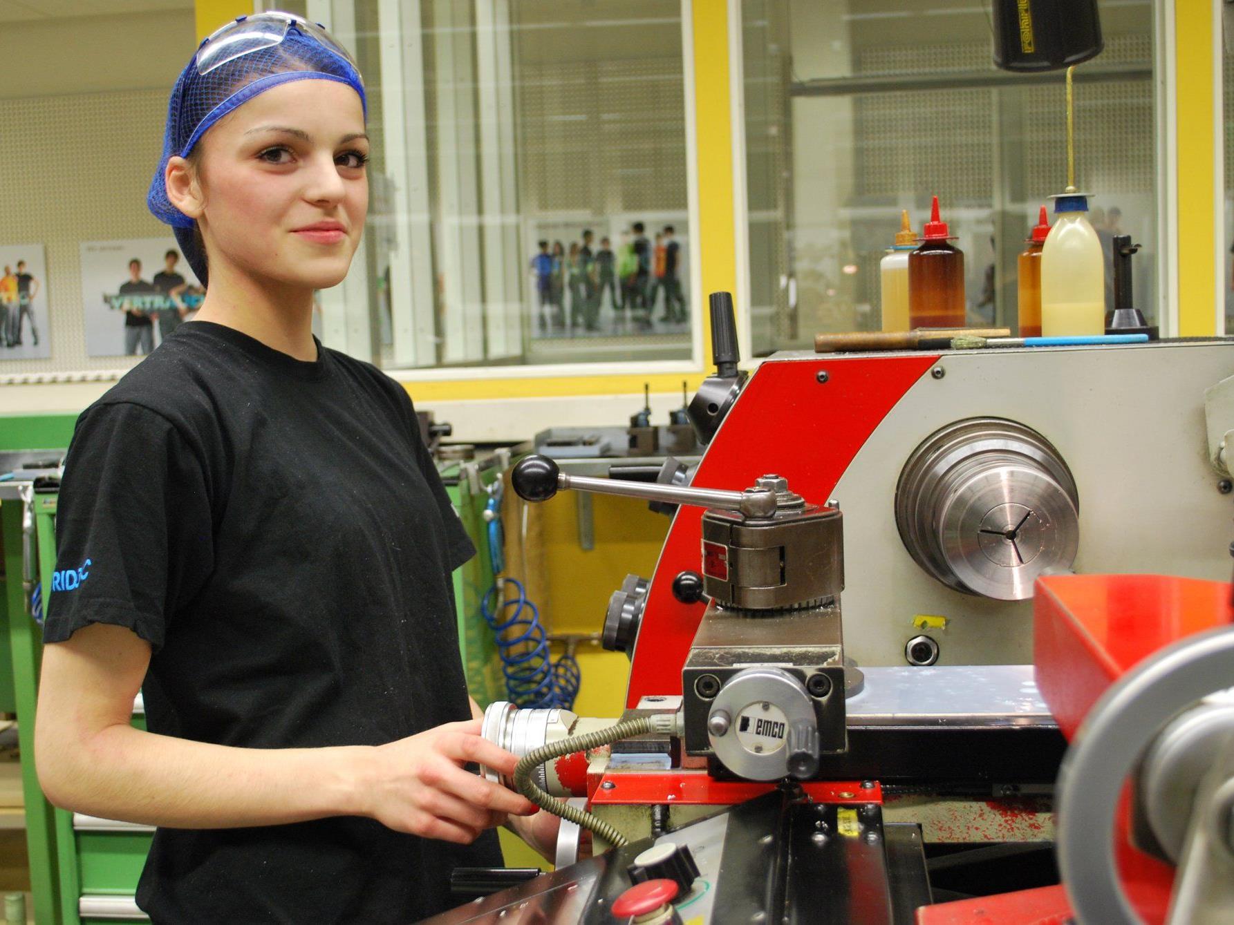 Kristina Delezan informiert über ihre Ausbildung zur Produktionstechnikerin