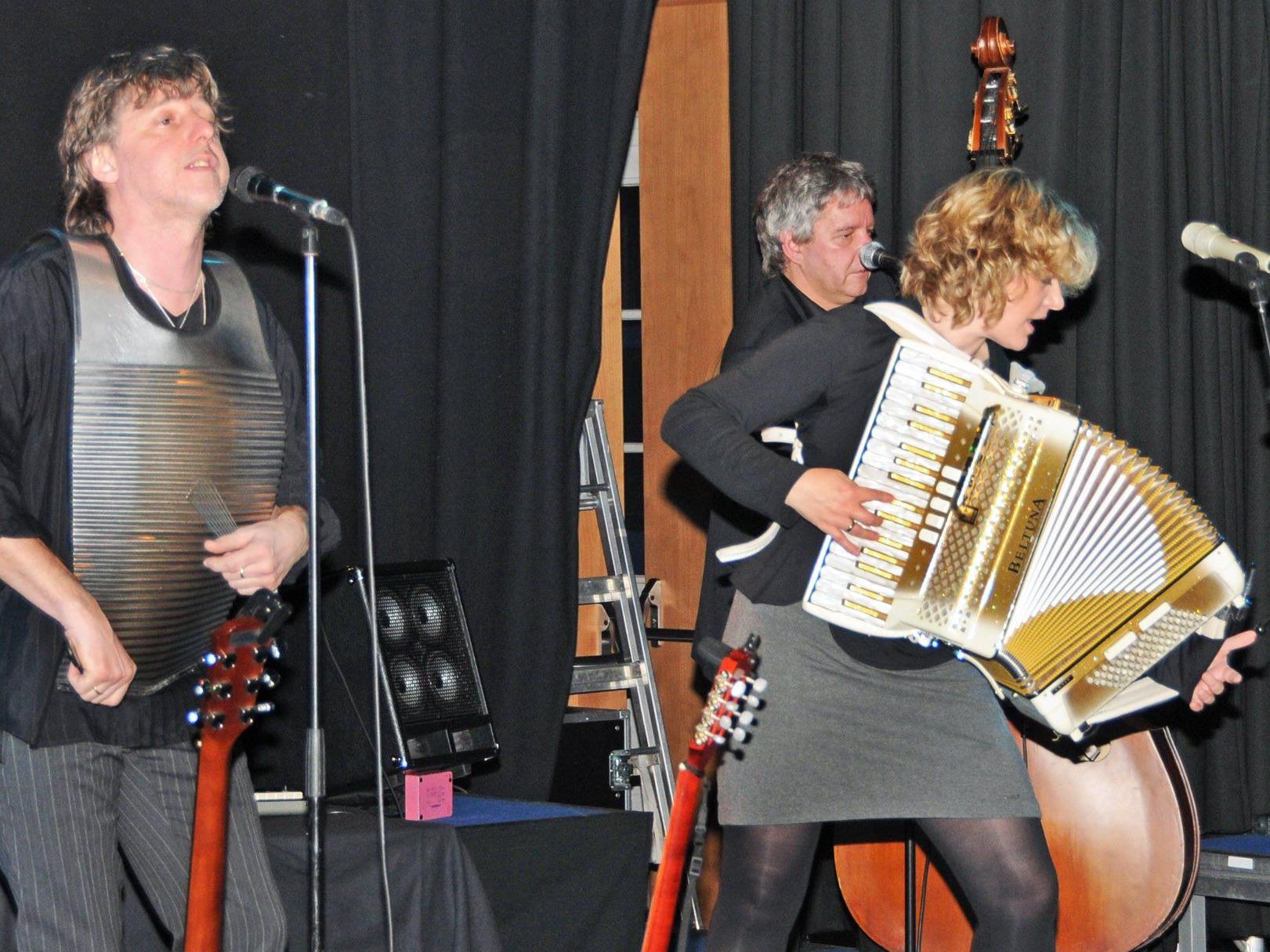 Zydeco Annie mit der Handorgel, Rolf samt Washborad und Jens Ohly am Bass in der „Kammgarn"