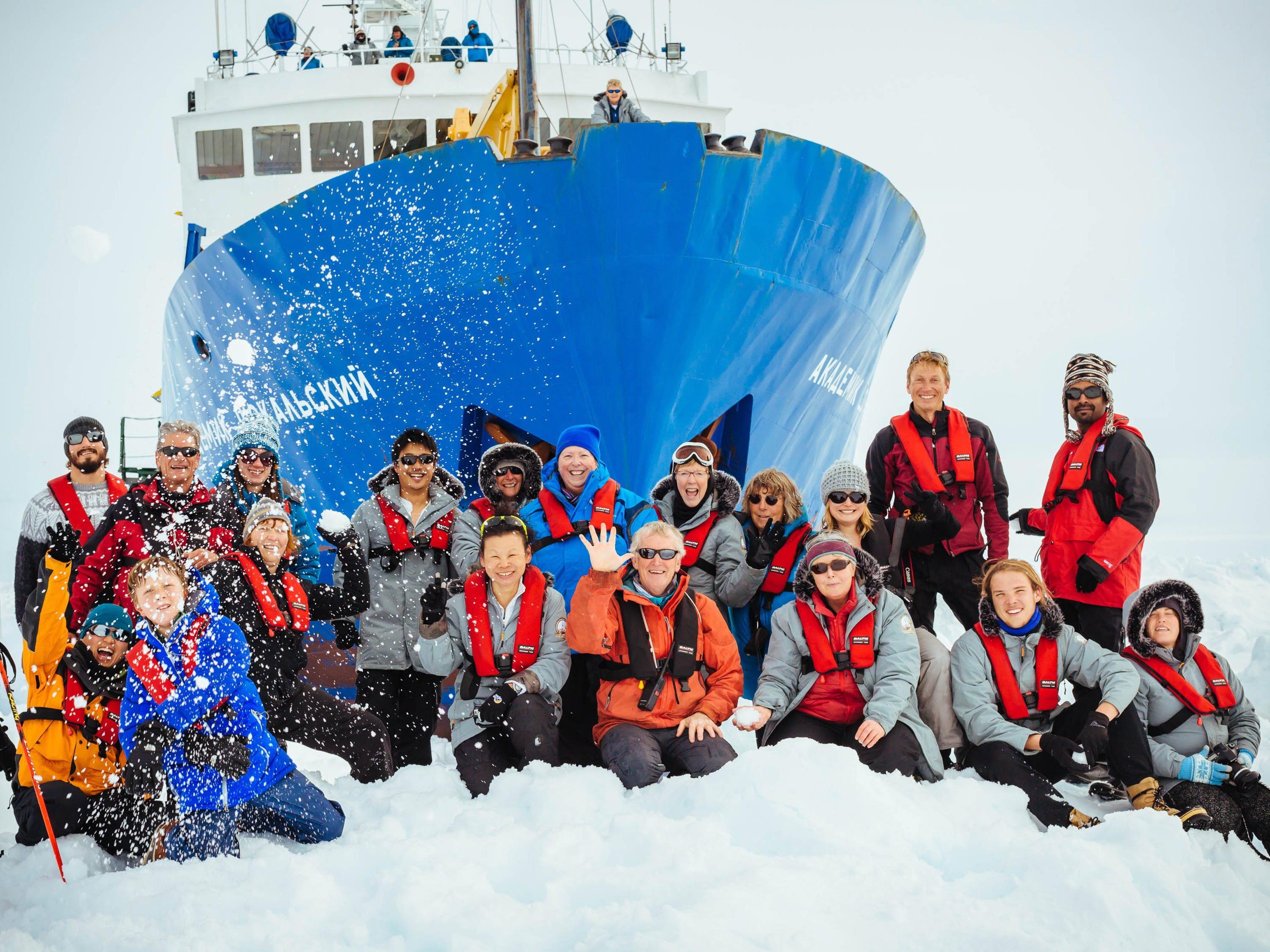 74 Menschen saßen seit dem ersten Weihnachtstag an Bord des Forschungsschiffs “MV Akademik Shokalskiy” im Polareis fest.
