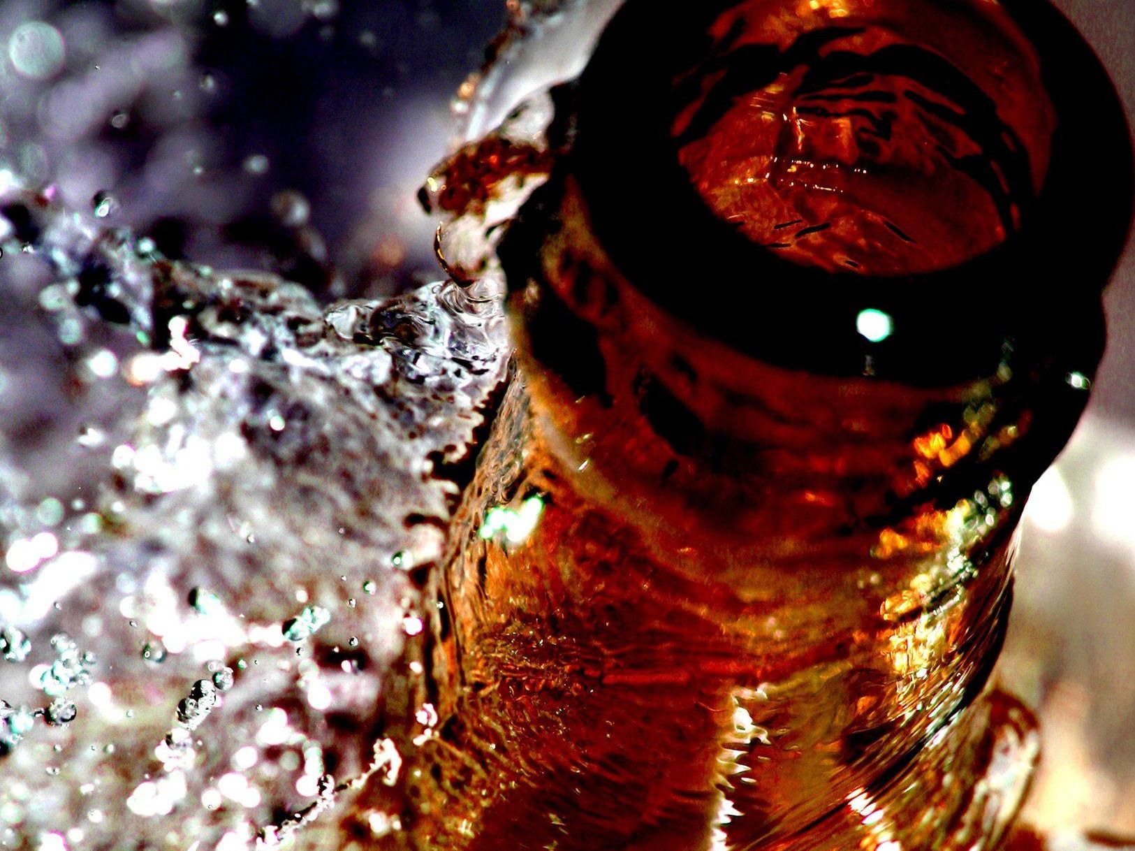 Mit Hilfe von Hochgeschwindigkeitskameras konnten Forscher zeigen, warum Bier überschäumt Mit Hilfe von Hochgeschwindigkeitskameras konnten Forscher zeigen, warum Bier überschäumt