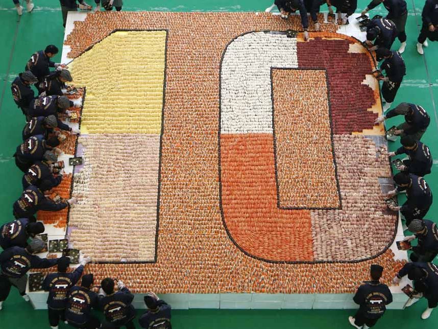 10 Jahre Sushi-Filiale und über 37 Quadratmeter Sushi. 10 Jahre Sushi-Filiale und über 37 Quadratmeter Sushi.