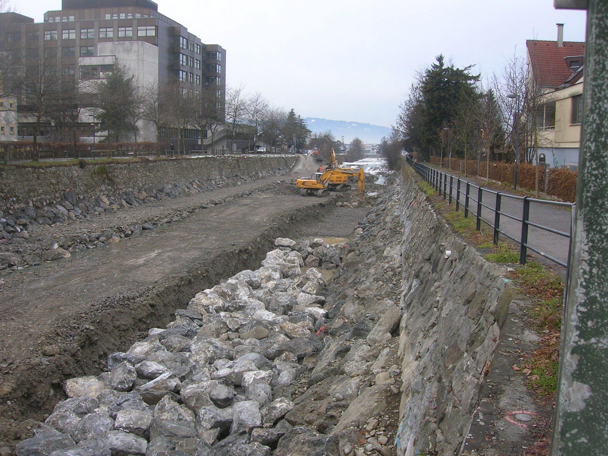 Die Arbeiten für den Hochwasserschutz im Bereich der Sägerbrücke dauern noch bis März 2014.