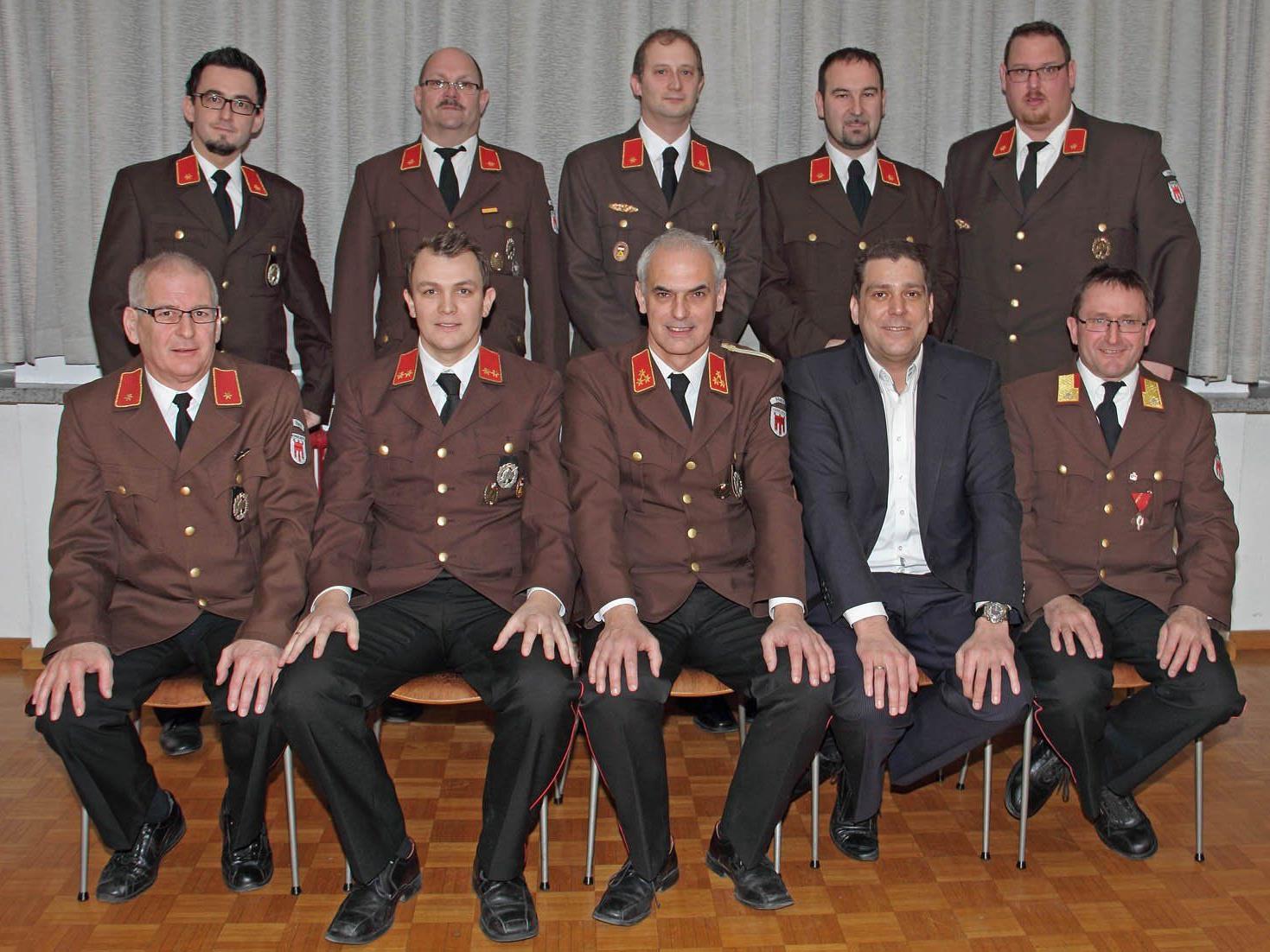 Der Feuerwehrausschuss mit Bürgermeister Harald Köhlmeier und Armin Schneider.