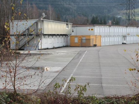 Ein Teil des Containerdorfs – es stand links im Bild – wurde nach Abschluss des Tunnelvortriebs bereits abgetragen, der Rest bekam eine „Galgenfrist“. Ein Teil des Containerdorfs – es stand links im Bild – wurde nach Abschluss des Tunnelvortriebs bereits abgetragen, der Rest bekam eine „Galgenfrist“.