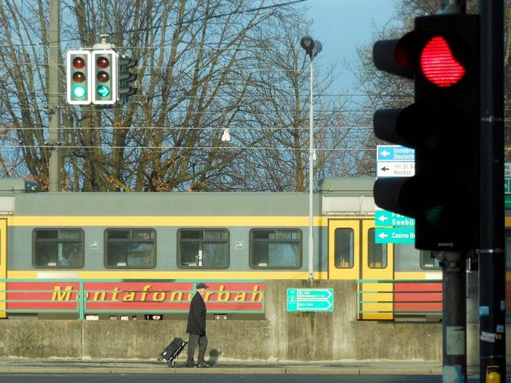 Eine rote Ampel gebietet Halt, wenige Meter weiter vorne wird dagegen freie Fahrt signalisiert. Links geht es weiter Richtung Vorkloster und Hard, rechts nach Lochau.