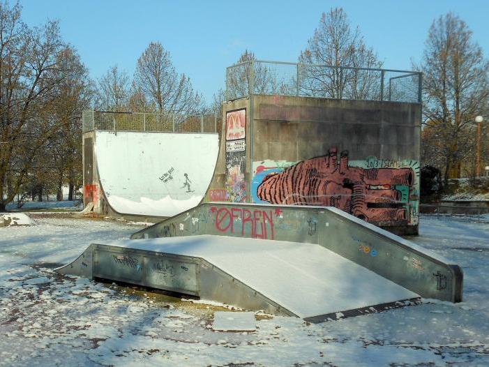 Noch dämmert der alte, halb verfallenen Skaterplatz im Dornröschenschlaf vor sich hin.
