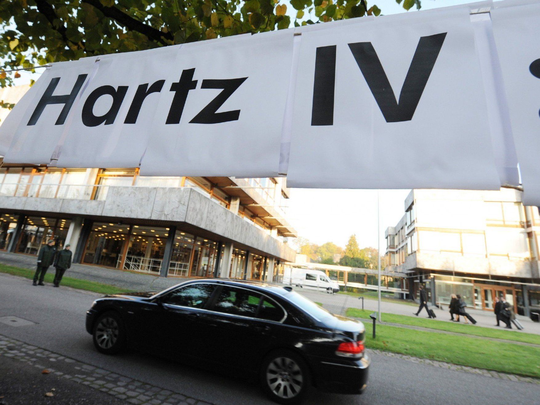 EU-Kommission bemängelt generellen Ausschluss vieler EU-Ausländer von Hilfen im deutschen Sozialrecht. EU-Kommission bemängelt generellen Ausschluss vieler EU-Ausländer von Hilfen im deutschen Sozialrecht.