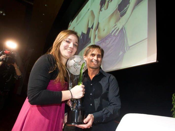 VN-Sportchef Christian Adam überreicht Julia Schnetzer den Pokal zum Gewinn als Fußballerin des Jahres 2013.