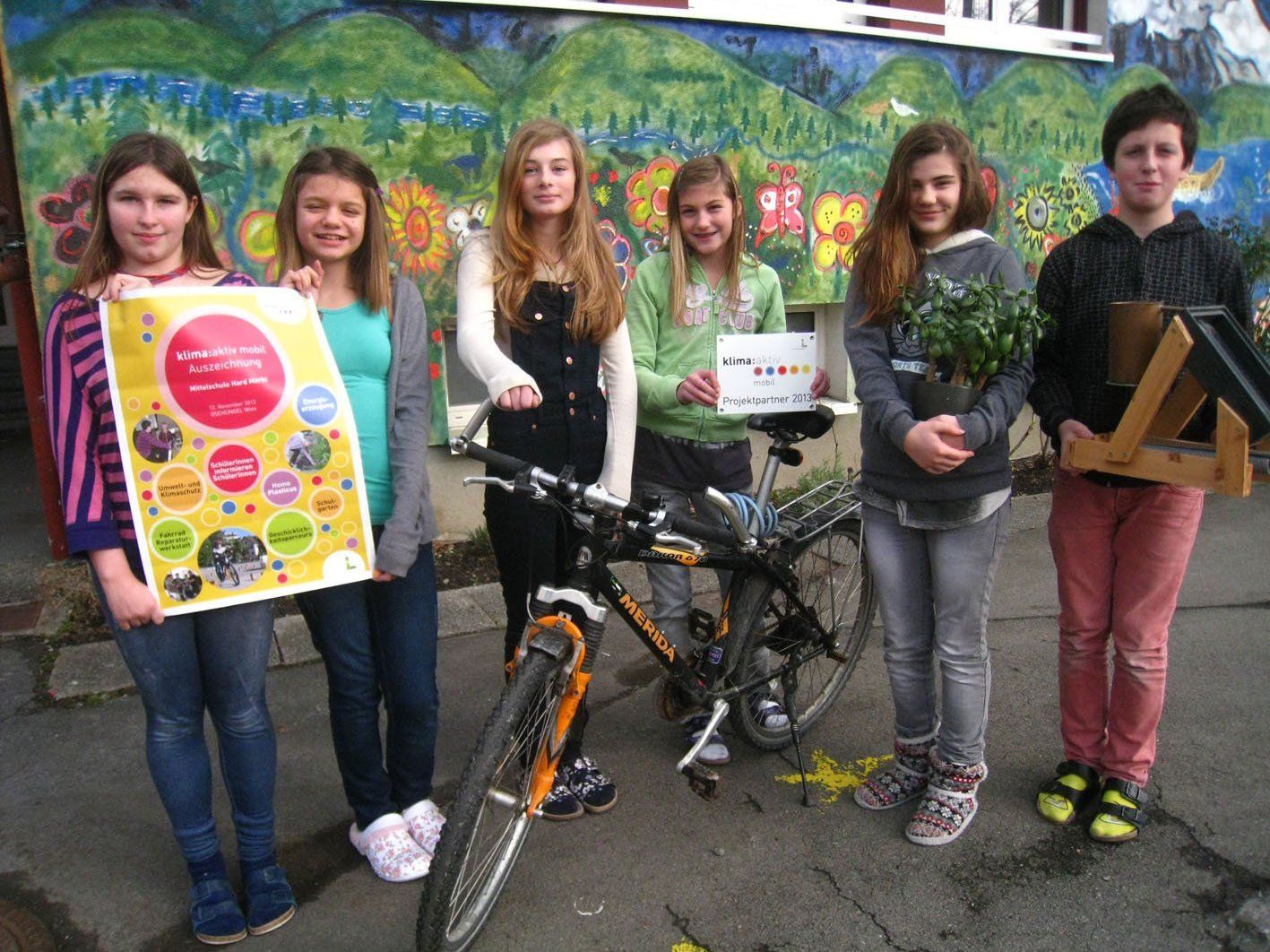 Nicole, Tamara, Sarah, Indira, Gloria und Gabriel (2a-Klasse) präsentieren stolz die Auszeichnung. Nicole, Tamara, Sarah, Indira, Gloria und Gabriel (2a-Klasse) präsentieren stolz die Auszeichnung.