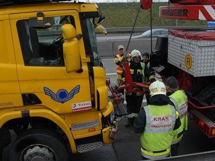 Mehrere Feuerwehren wurden nach dem Unfall zum Kraneinsatz gerufen. Mehrere Feuerwehren wurden nach dem Unfall zum Kraneinsatz gerufen.