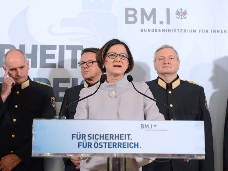 Innenministerin Johanna Mikl-Leitner während einer Pressekonferenz zum Projekt "Moderne Polizei" Innenministerin Johanna Mikl-Leitner während einer Pressekonferenz zum Projekt "Moderne Polizei"