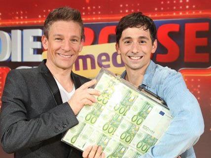 Andi Knoll gratuliert Olivier Sanrey zum Titel "Comedy Star" 2014.