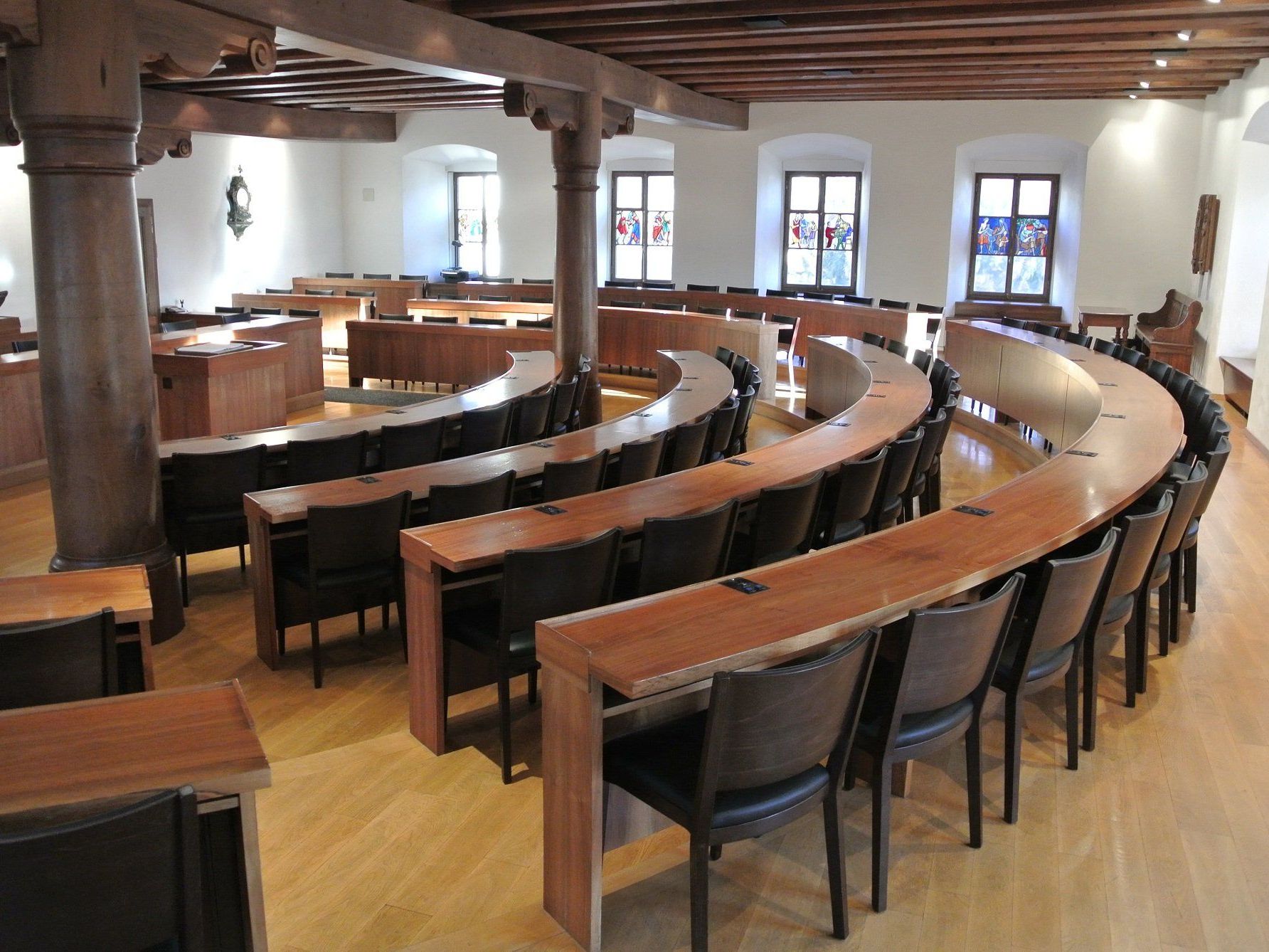 125 mal LH59: Das aus massiver Buche gefertigte Stuhlmodell überzeugte die Jury durch hohen Sitzkomfort und modernes, zeitloses Design. 125 mal LH59: Das aus massiver Buche gefertigte Stuhlmodell überzeugte die Jury durch hohen Sitzkomfort und modernes, zeitloses Design.