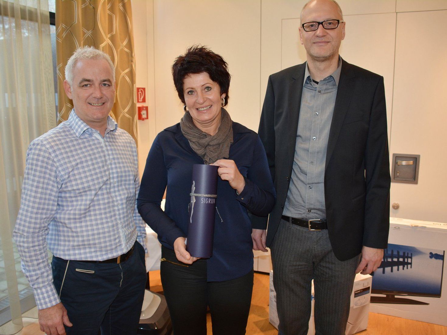 Markus Rusch und Markus Dietrich gratulieren Djulia Raic zum Fashiongutschein von Sigrun Brändle. Markus Rusch und Markus Dietrich gratulieren Djulia Raic zum Fashiongutschein von Sigrun Brändle.