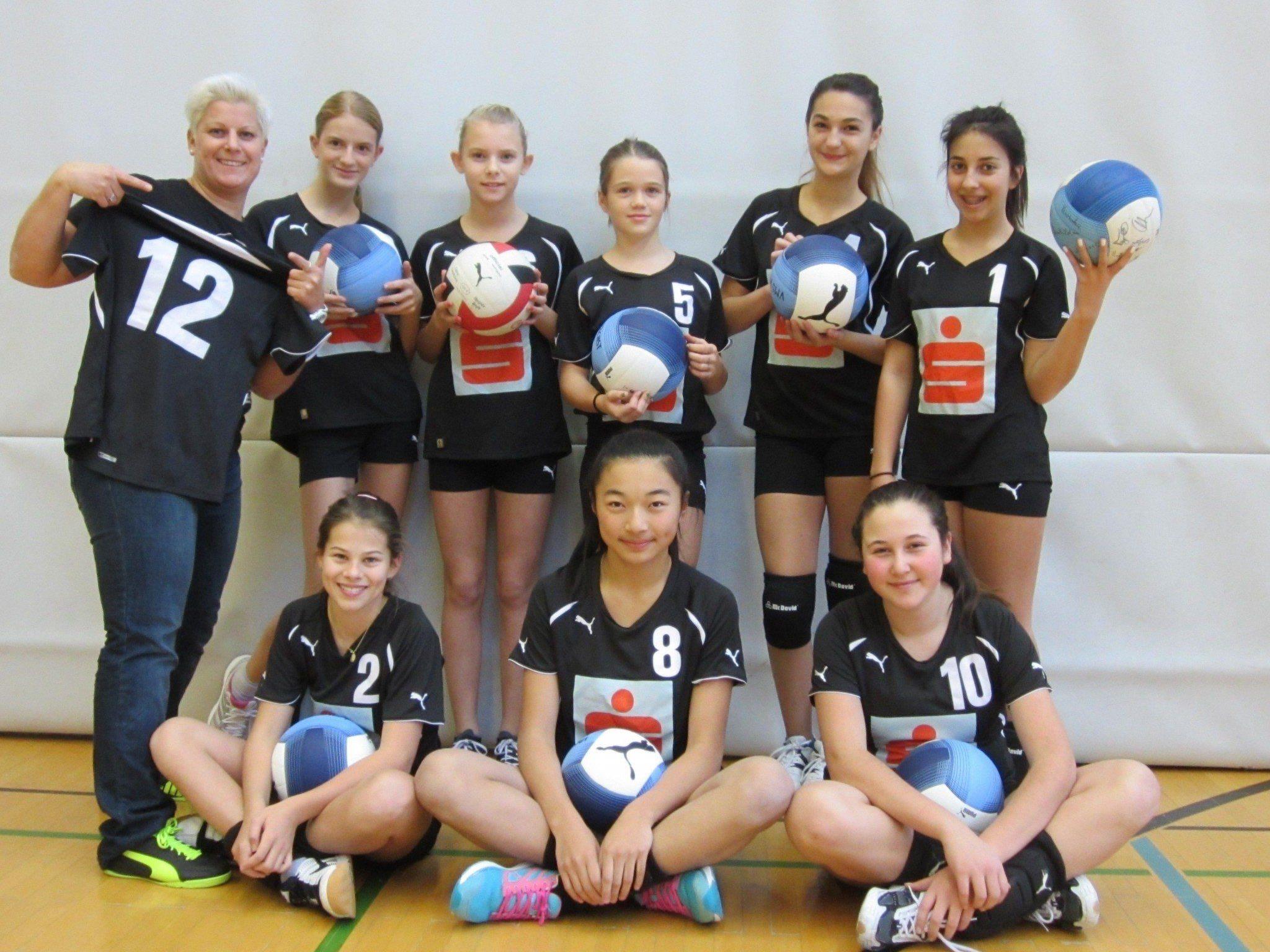 Trainerin Kerstin Thaler mit ihren Volleyball-Mädchen der VMS Höchst.