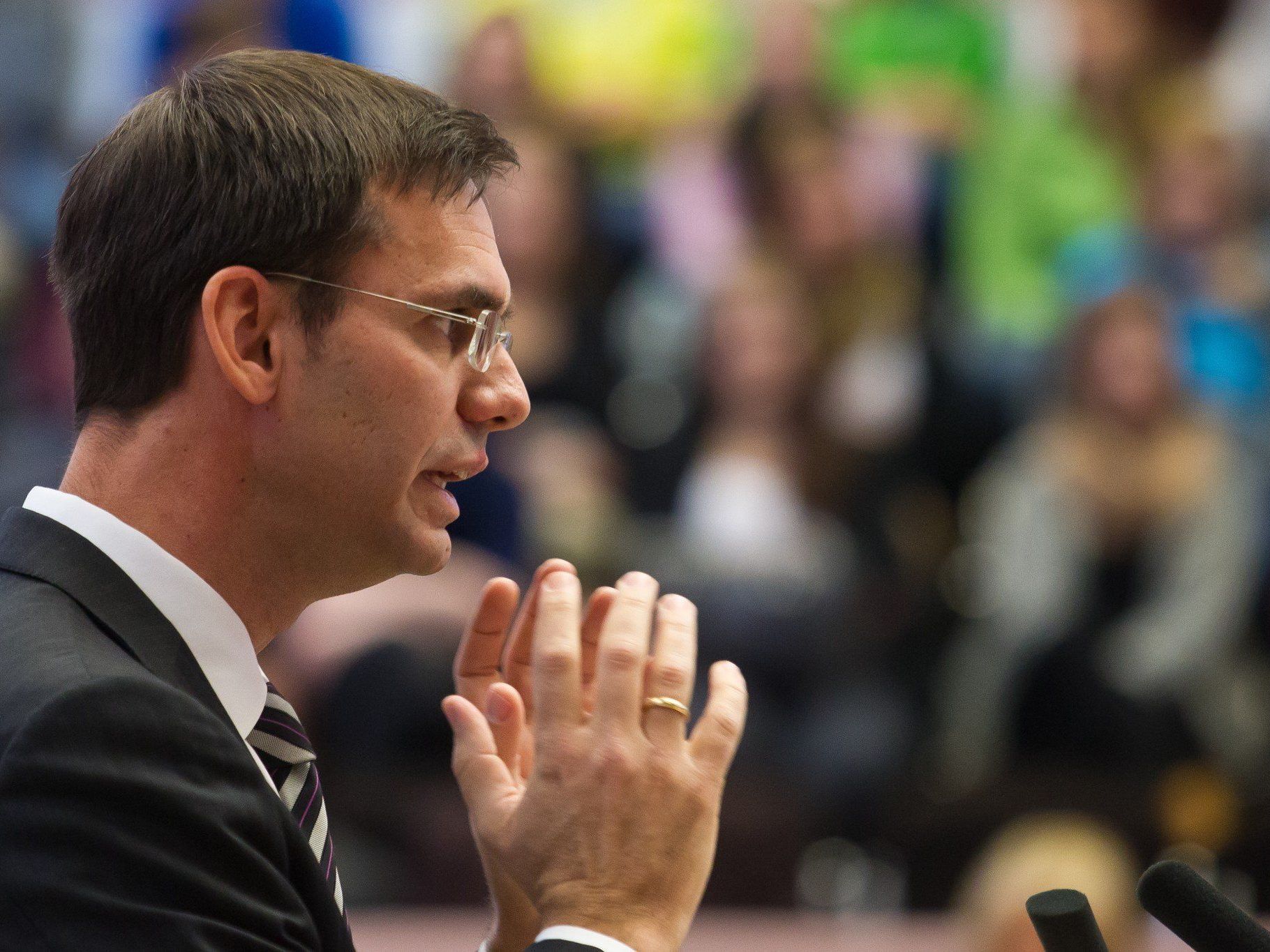 Regierungschef im Westen ist den einen zu schnell, den anderen zu langsam unterwegs. Regierungschef im Westen ist den einen zu schnell, den anderen zu langsam unterwegs.