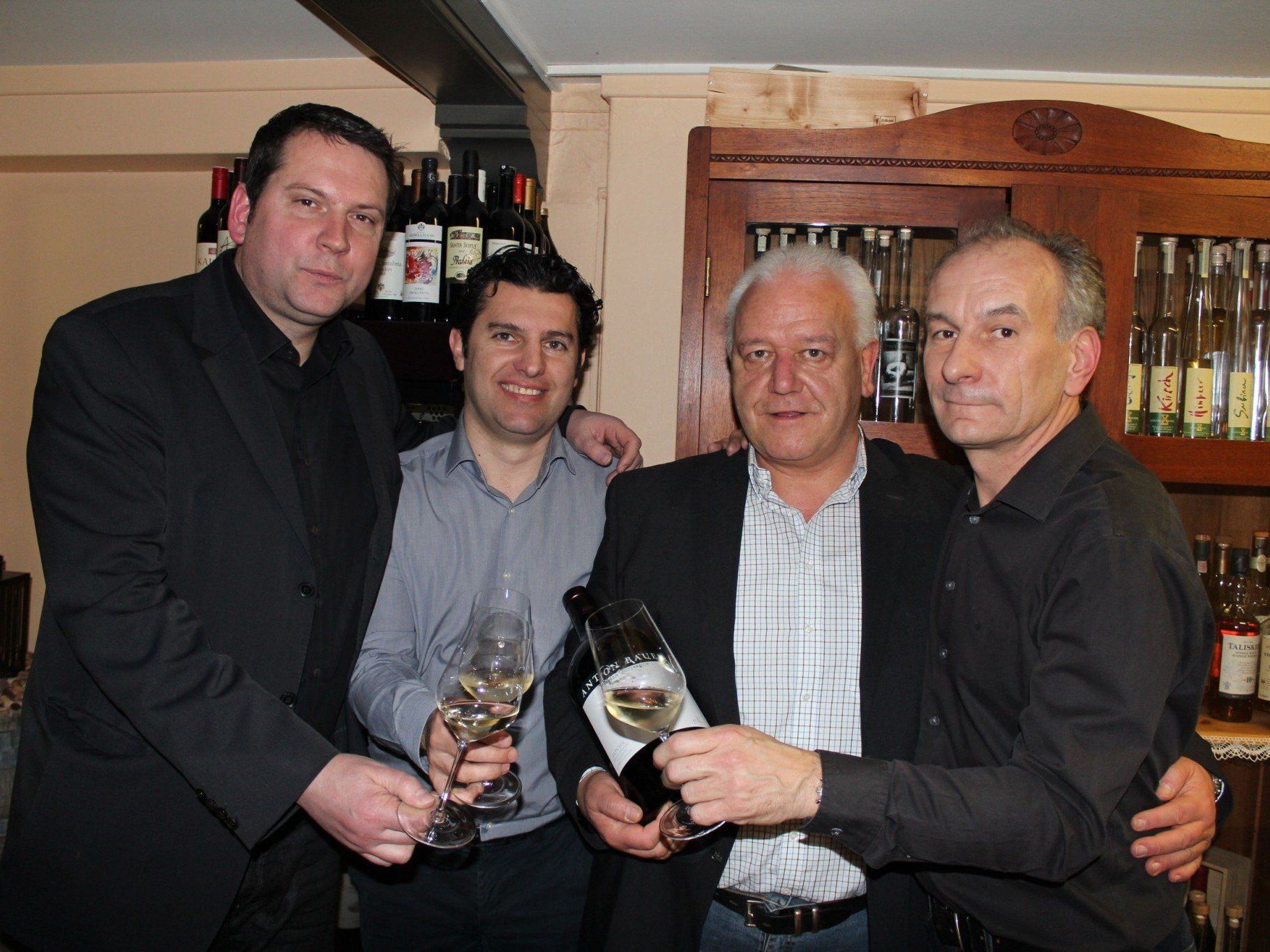 Winzer Anton Bauer, Nicola Vulai, Hannes Amann und Gastgeber Johannes Winder. Winzer Anton Bauer, Nicola Vulai, Hannes Amann und Gastgeber Johannes Winder.