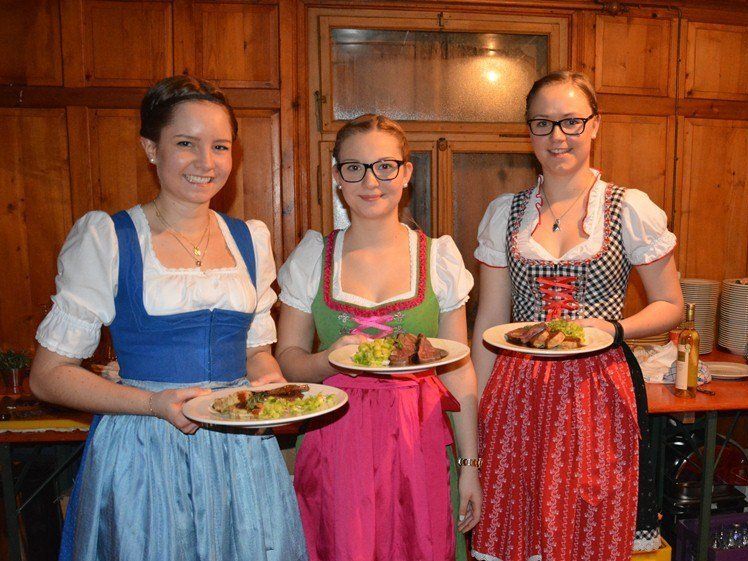 Das Serviceteam kredenzte die Gaumenfreuden. Das Serviceteam kredenzte die Gaumenfreuden.