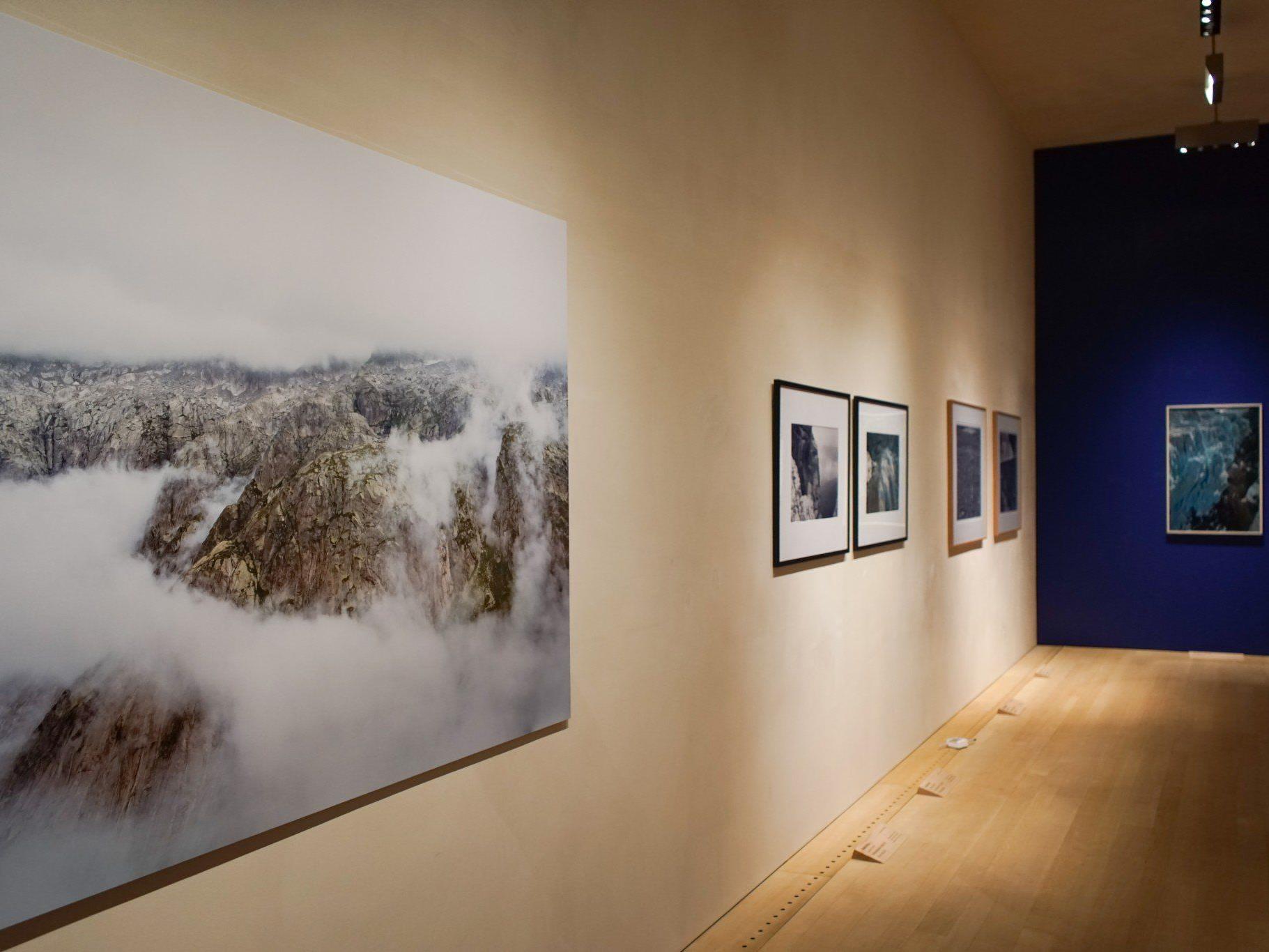 Ausstellung mit Arbeiten von Fotopionieren und 43 zeitgenössischen Vertretern der Bergfotografie.