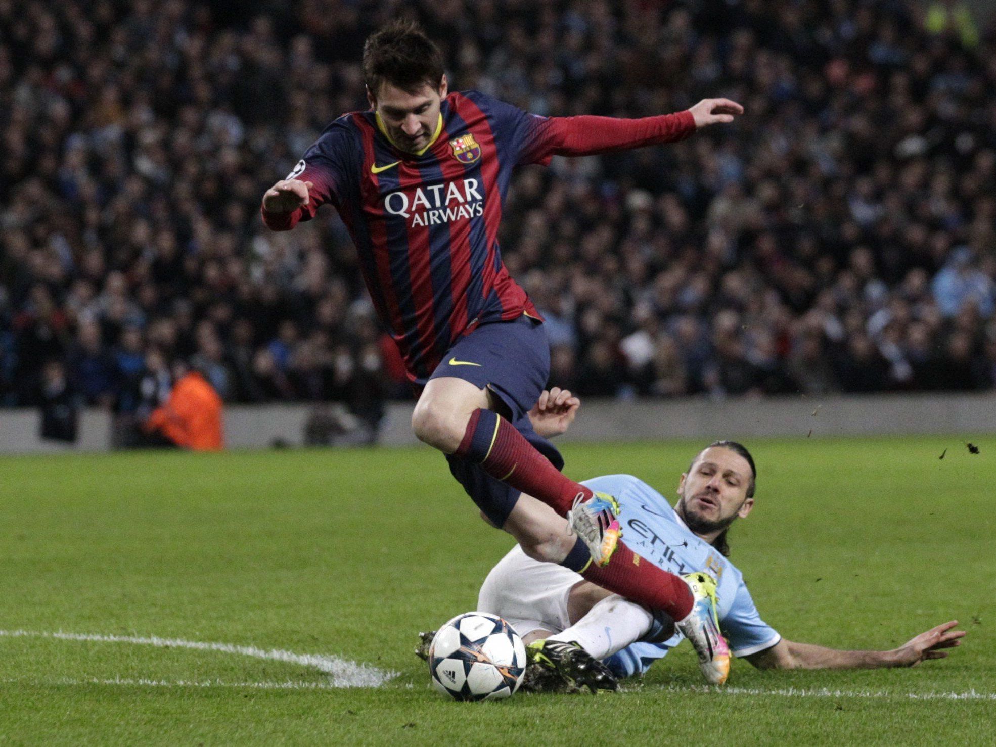 Die spielentscheidende Situation - das Elfmeterfoul an Lionel Messi. Die spielentscheidende Situation - das Elfmeterfoul an Lionel Messi.