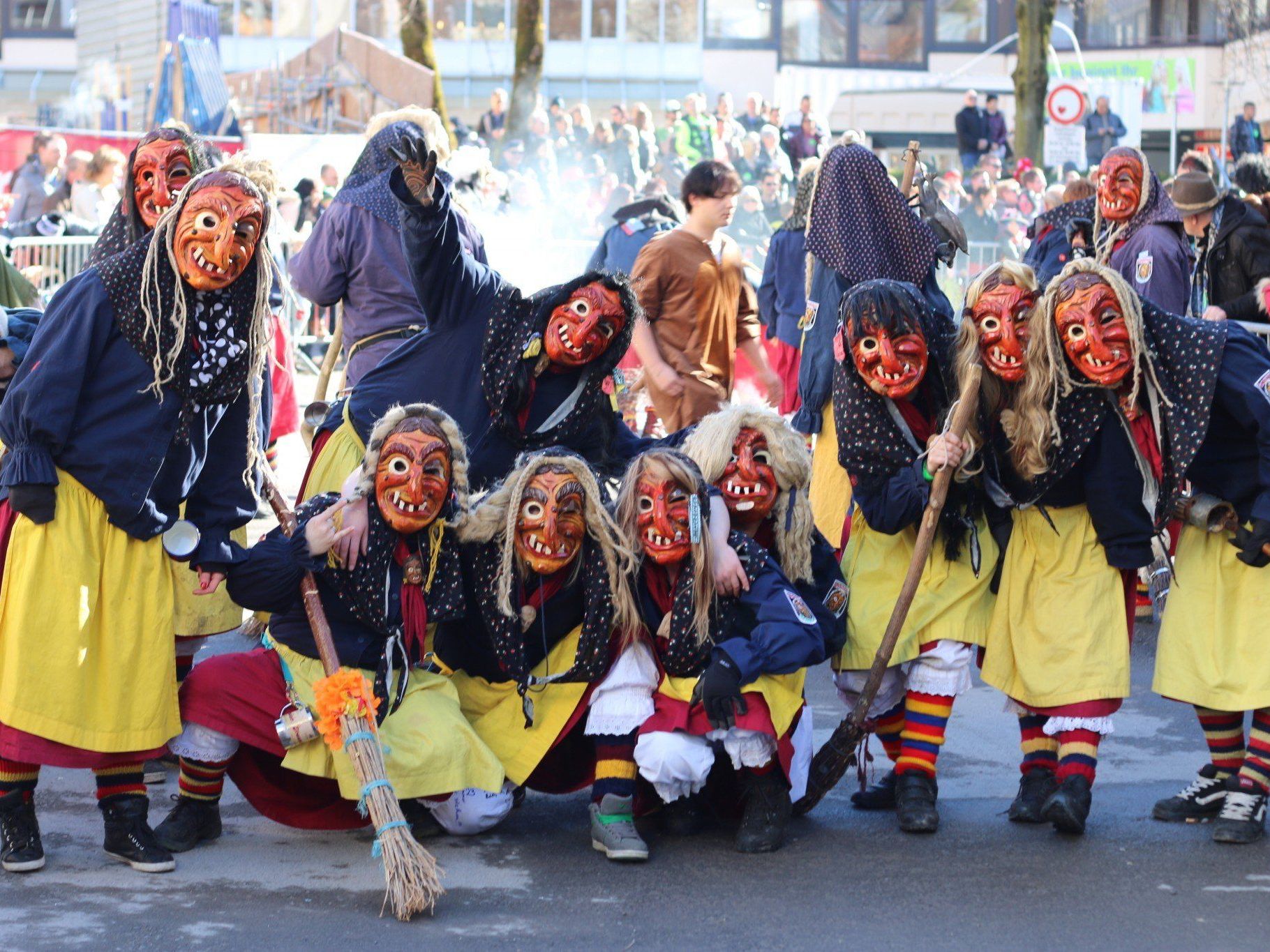 Gruppen und Zaungäste amüsierten sich prächtig beim größten Faschingsumzug Österreichs. Gruppen und Zaungäste amüsierten sich prächtig beim größten Faschingsumzug Österreichs.