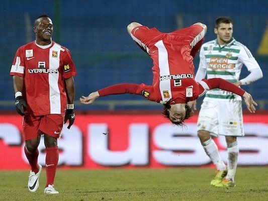 vlnr.: Wilfried Domoraud (Admira) und Benjamin Sulimani (Admira), der mit einem Salto das 2:0 für Admira feiert; ganz rechts Christopher Trimmel (Rapid) vlnr.: Wilfried Domoraud (Admira) und Benjamin Sulimani (Admira), der mit einem Salto das 2:0 für Admira feiert; ganz rechts Christopher Trimmel (Rapid)