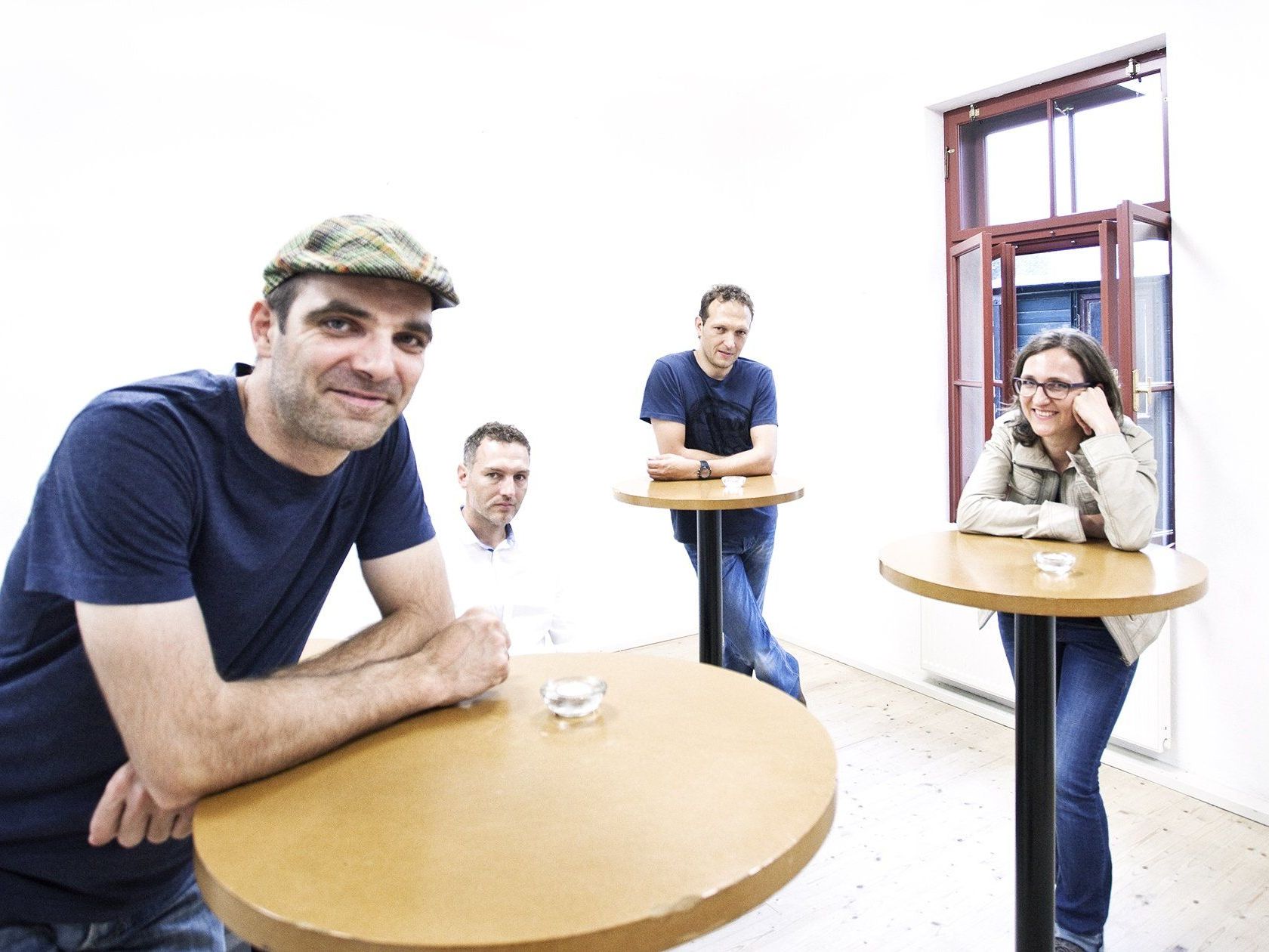 Amüsgöl macht Musik für Jede und Jeden. Nun geben die vier MusikerInnen ihre erste CD heraus. Amüsgöl macht Musik für Jede und Jeden. Nun geben die vier MusikerInnen ihre erste CD heraus.