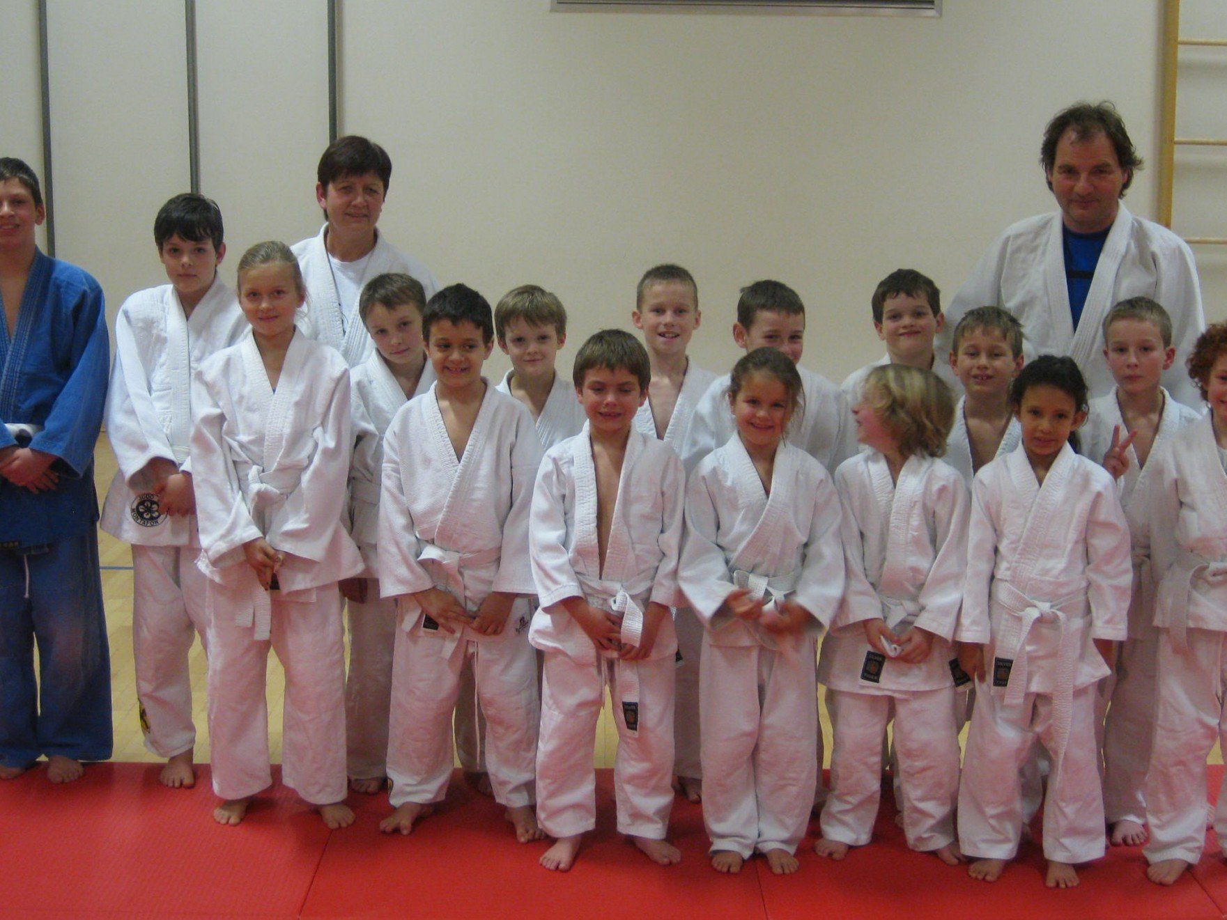 Die neuen glücklichen Besitzer des weiß-gelben Gürtels Die neuen glücklichen Besitzer des weiß-gelben Gürtels