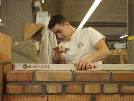 Auszubildende im 3. Lehrjahr schulen ihre Fertigkeiten. Die Bauakademie gibt ihnen die Gelegenheit dazu. Foto: KLAUS HARTINGER Auszubildende im 3. Lehrjahr schulen ihre Fertigkeiten. Die Bauakademie gibt ihnen die Gelegenheit dazu. Foto: KLAUS HARTINGER