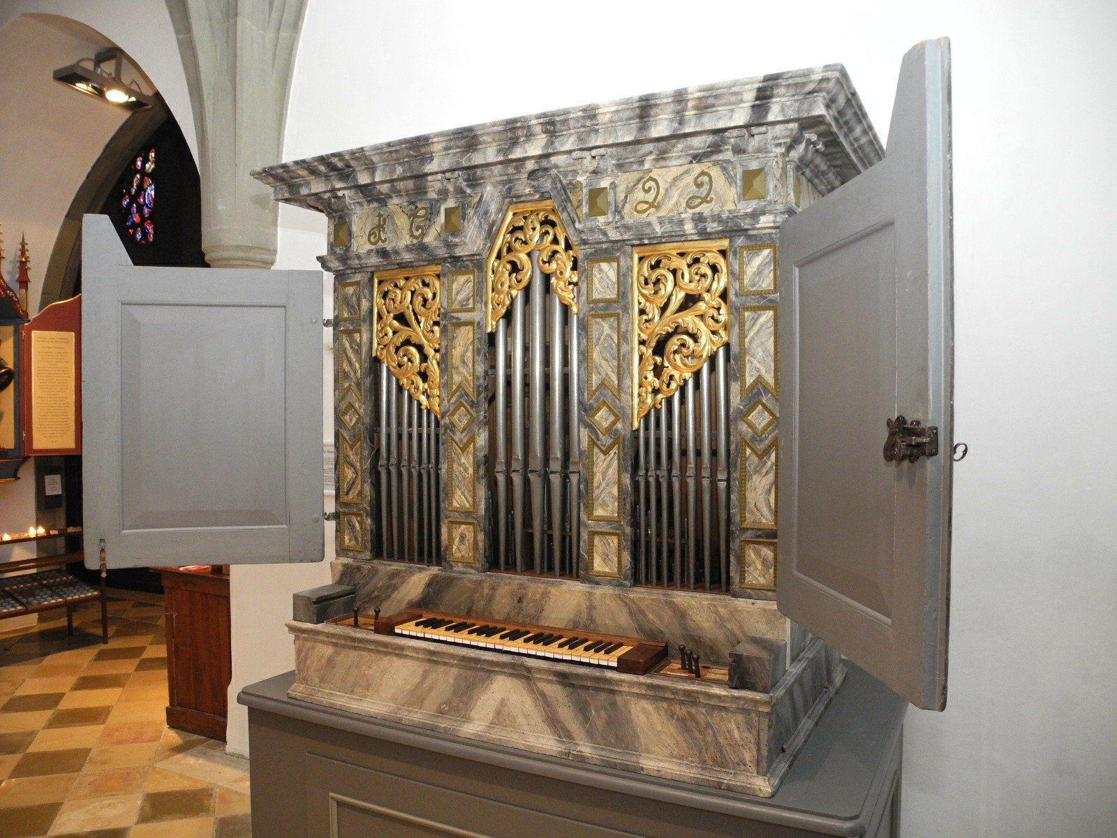 Das historische Orgelpositiv von 1699 im Dom zu Feldkirch ist das älteste bekannte und noch spielbare Instrument in Vorarlberg.