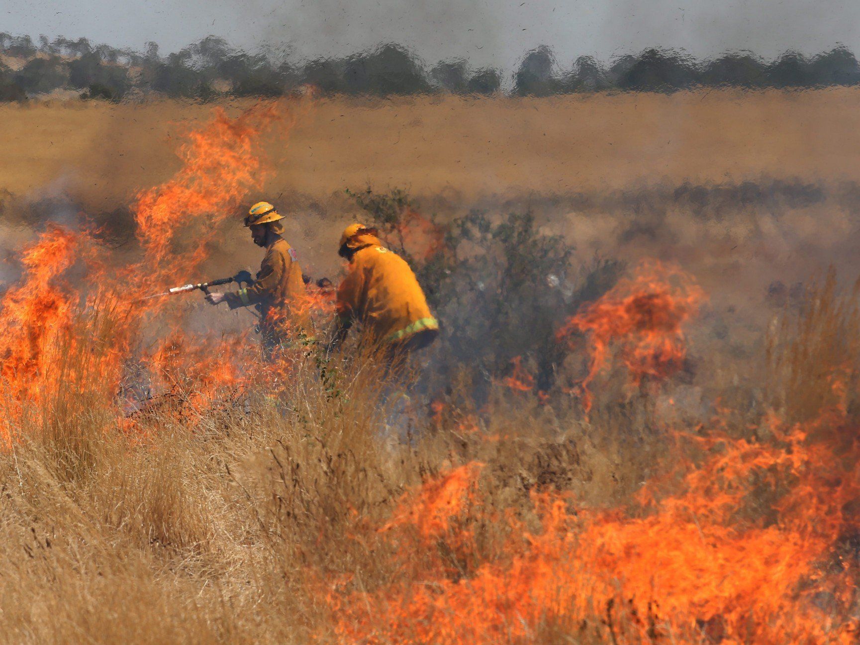 Hunderte Menschen fliehen vor Flammen. Hunderte Menschen fliehen vor Flammen.