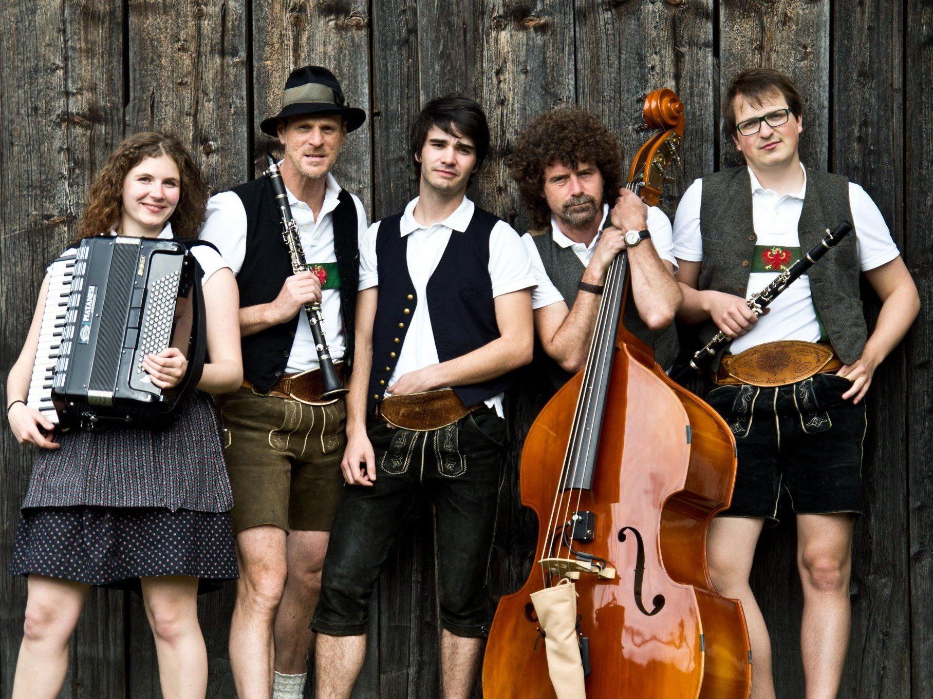 Fünf MusikerInnen aus dem Tiroler Oberland vermischen Melodien der alpenländischen Volksmusik mit neuen Klängen.