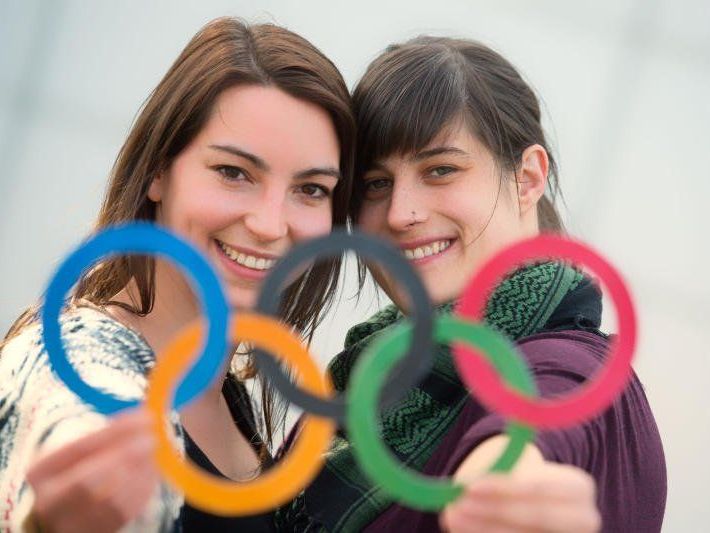 Cosima und Maren (beide 26) aus Dornbirn sind ein Paar und werden im August heiraten – dazu müssen sie jedoch nach Norwegen. Am Beispiel von Sotschi sieht man, dass Homophobie und Diskriminierung aktueller sind denn je. Cosima und Maren (beide 26) aus Dornbirn sind ein Paar und werden im August heiraten – dazu müssen sie jedoch nach Norwegen. Am Beispiel von Sotschi sieht man, dass Homophobie und Diskriminierung aktueller sind denn je.