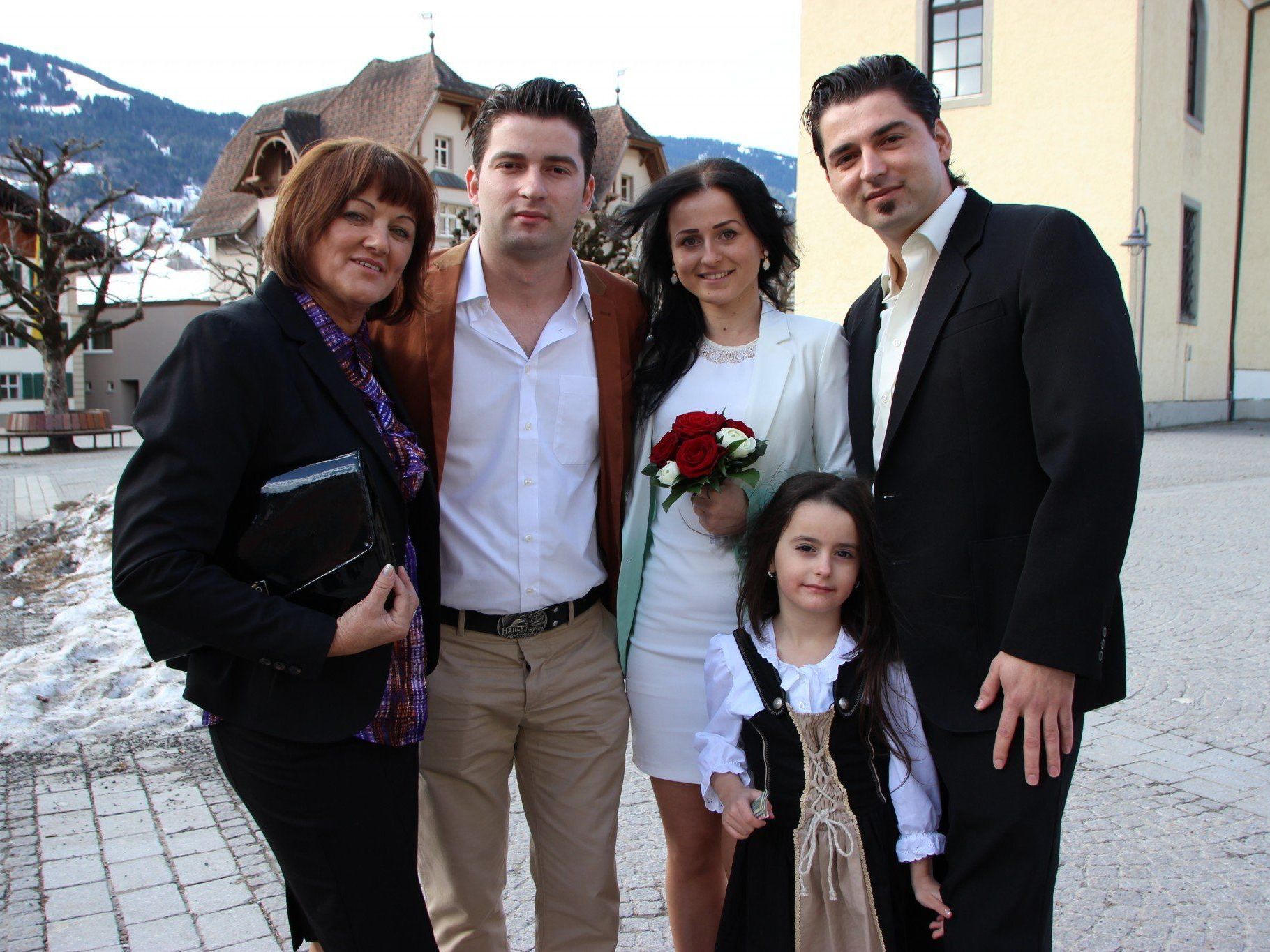 Belma Dizdarevic und Emir Dzehverovic haben am 7. 2 geheiratet. Belma Dizdarevic und Emir Dzehverovic haben am 7. 2 geheiratet.