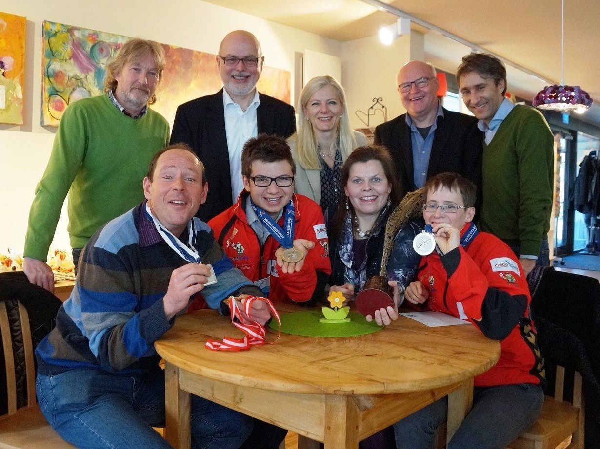 Hinten (v.l.n.r.): Heinrich Olsen, Peter Ritter, Mag. Michaela Wagner, Dir. Peter Klinger und Patrick Fürnschuß. Vorne (v.l.n.r.): Oliver Pfeifer, Reinhard Metzler, Heidi Mackowitz und Johanna Pramstaller. Hinten (v.l.n.r.): Heinrich Olsen, Peter Ritter, Mag. Michaela Wagner, Dir. Peter Klinger und Patrick Fürnschuß. Vorne (v.l.n.r.): Oliver Pfeifer, Reinhard Metzler, Heidi Mackowitz und Johanna Pramstaller.