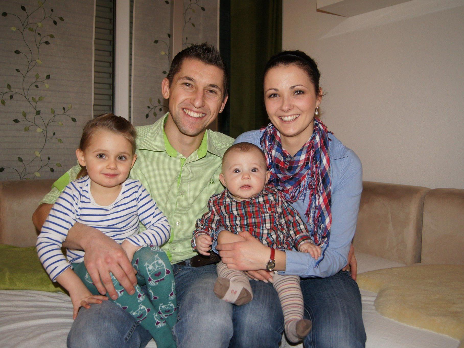 Freude auf den besonderen Tag: Angelina und Daniel mit ihren Kindern im trauten Heim in Dornbirn.