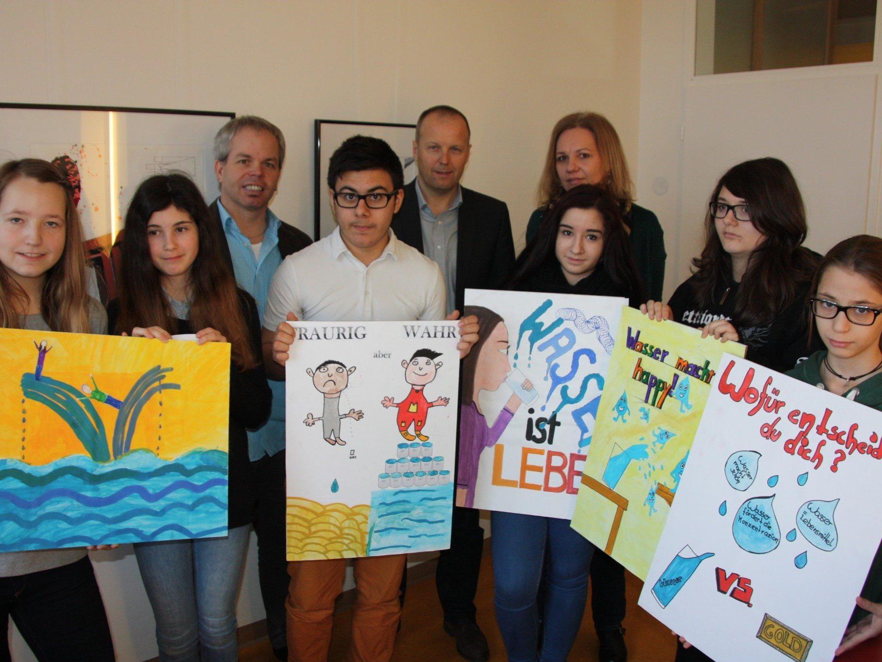 Stolz präsentieren die SchülerInnen der 3b mit Dir. Christian Höpperger, DI Thomas Blank und KV Gaby Hämmerle ihre Wasserplakate.