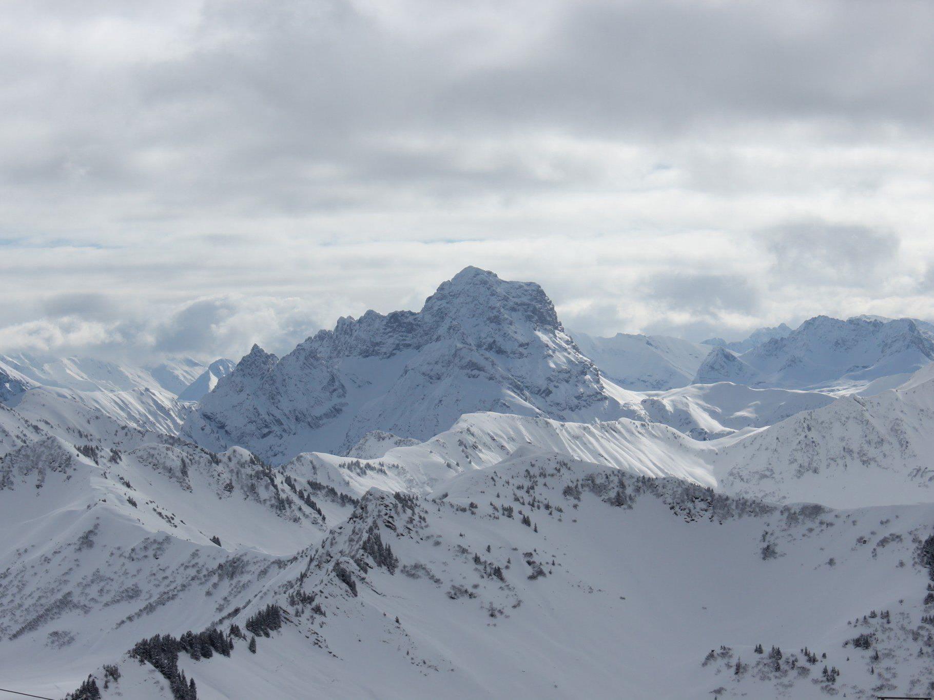 Ausblick von der Bergstation mit dem markanten Widderstein als Blickfang in der Mitte des Bildes.