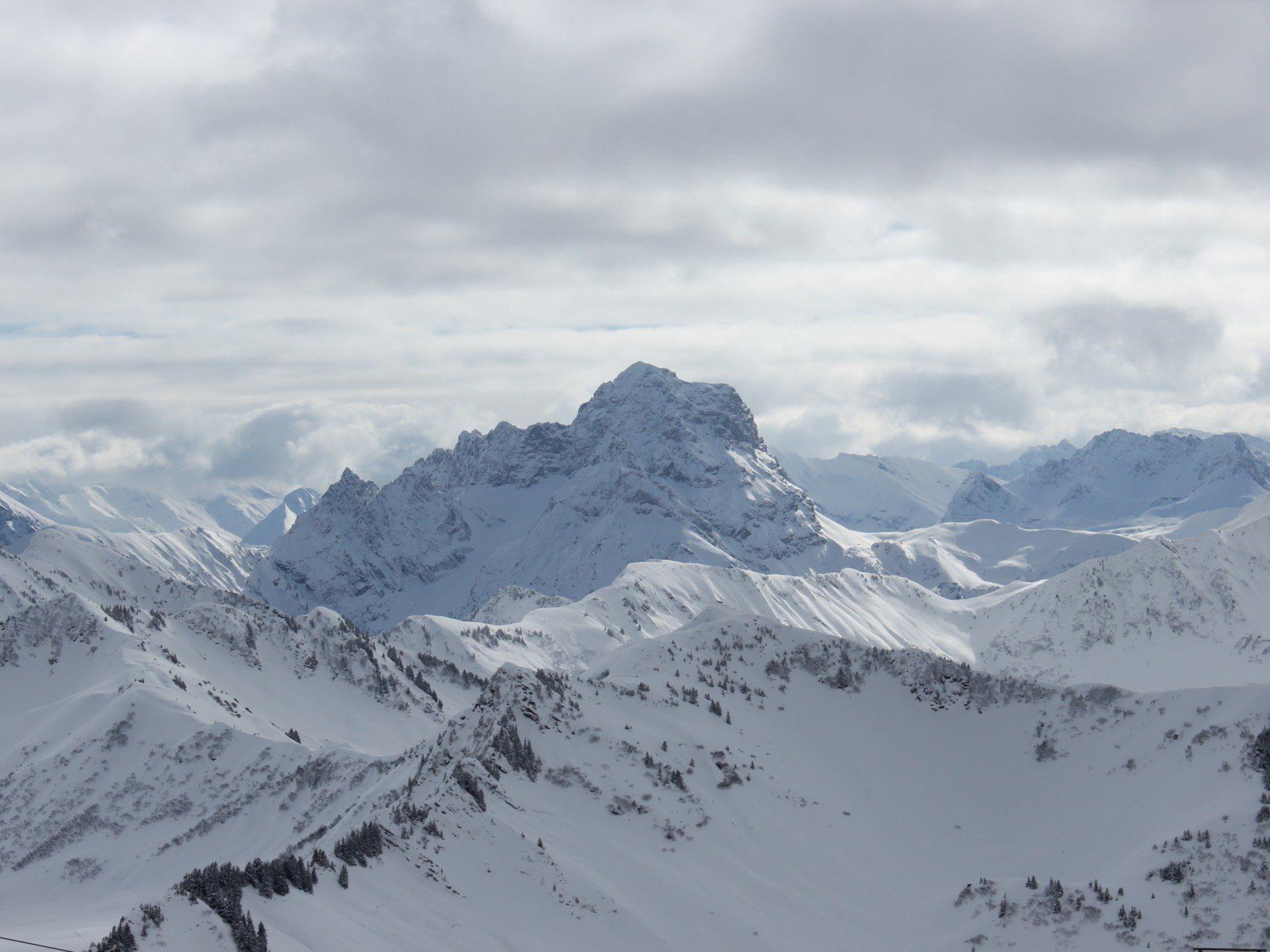 Ausblick von der Bergstation mit dem markanten Widderstein als Blickfang in der Mitte des Bildes. Ausblick von der Bergstation mit dem markanten Widderstein als Blickfang in der Mitte des Bildes.