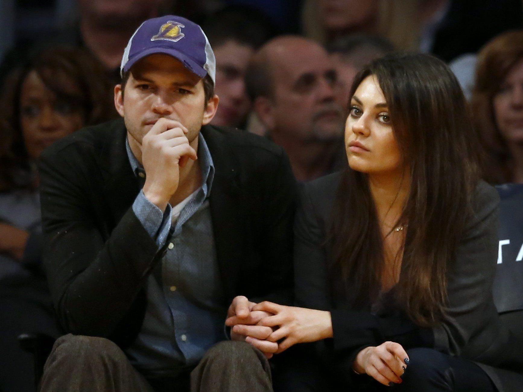 Ashton Kutcher soll Mila Kunis einen Antrag gemacht haben. Ashton Kutcher soll Mila Kunis einen Antrag gemacht haben.
